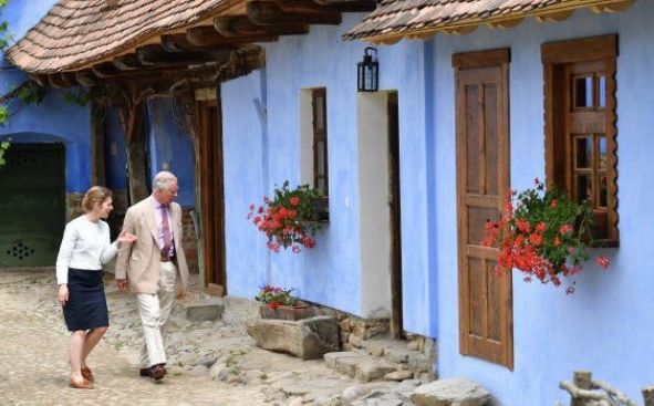 Ce are Prințul Charles în bagaje. Nu se poate despărţi de aceste lucruri!