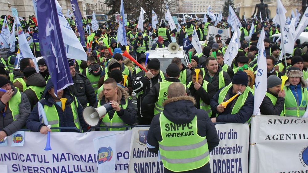 Protest masiv: Mii de polițişti şi gardieni au ieşit în stradă