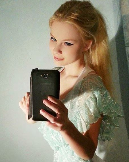 În fascinează și îi îngrozește pe oameni. Transformarea a început la 13 ani. Are 18 și arată așa 