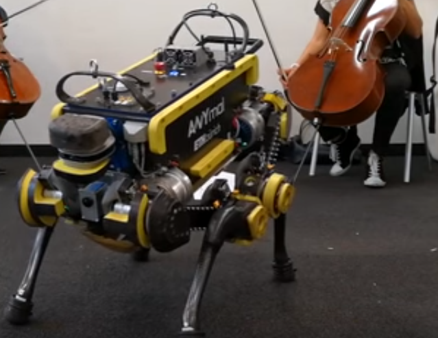 Cu robotul ăsta te poţi duce fără grijă în club. Nu e el atragător, dar dansează divin!