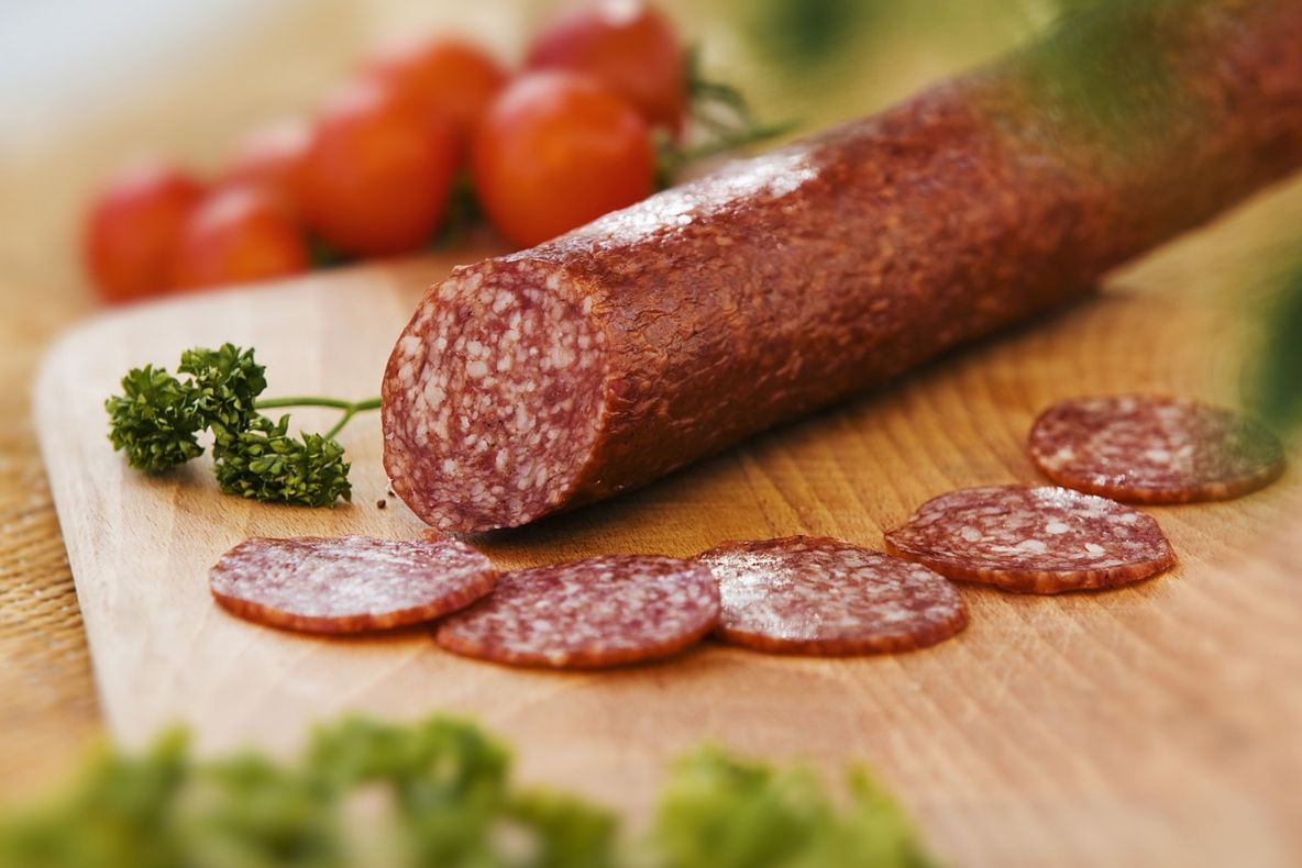 Alertă: Salam în care s-a depistat virusul pestei porcine africane, confiscat la vama Halmeu