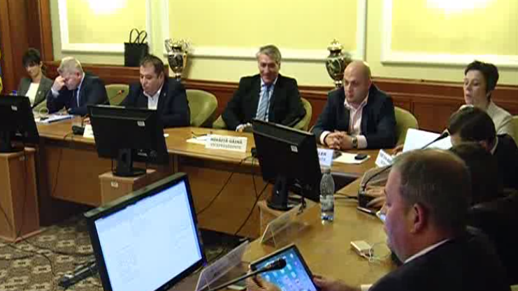 Scandal şi "miştouri" ca pe stadion între parlamentari şi sindicalişti (VIDEO)