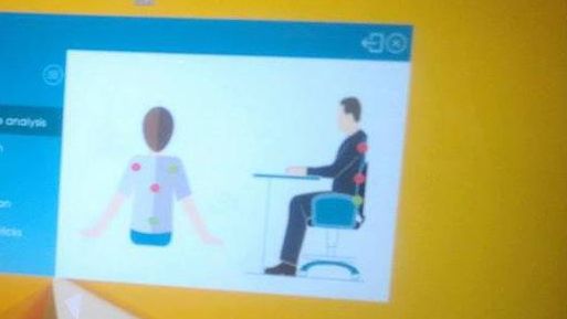 Scaunul inteligent care avertizează postura incorectă la birou. Uite cine l-a creat!