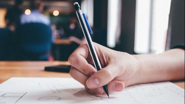 Semnul ascuns de Parkinson. Dacă scrisul tău de mână arată așa boala ar putea fi incipientă