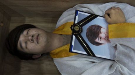 Își scriu biletele de adio și sunt băgați de vii în sicrie. Fac asta de bună voie