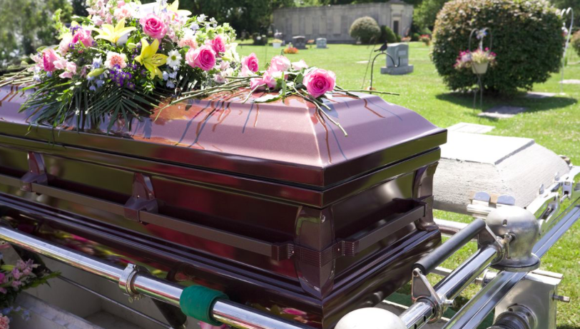 VIDEO | Scandal cu poliția la înmormântare, în Pantelimon. Femeie moartă luată din sicriu