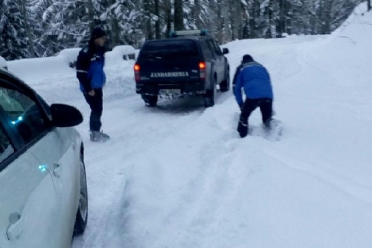 Turiști blocați în zăpadă la Sinaia, pe drumul Cotei