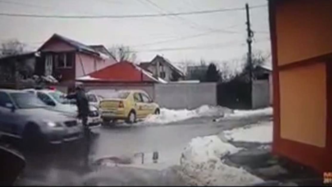 Urmărire ca în filme, cu împuşcături, în Capitală. Şoferul fără permis, apărat de rude înarmate