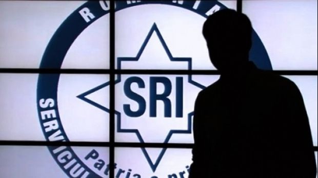 SRI glumește pe Facebook, de 1 aprilie: ”Stai cam mult pe telefon!”