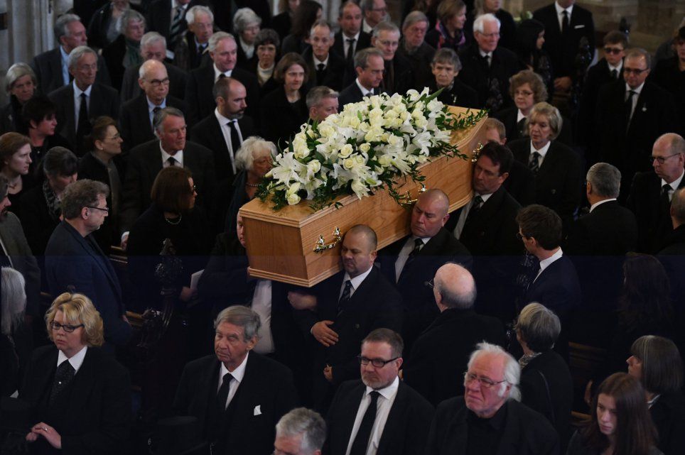 Stephen Hawking a fost înmormântat. Numeroase celebrităţi, prezente la funeralii