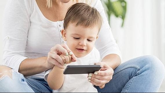 Un copil de 2 ani i-a blocat telefonul mamei sale pentru o perioadă de 47 de ani. Iată cum a reușit!