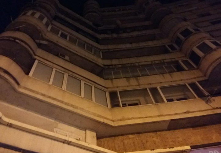 Scenă de groază: a căzut de la etajul şase şi a scăpat cu viaţă (FOTO)