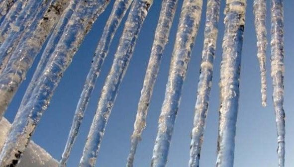 Atenţie la ţurţuri - cad şi ne pot răni grav. Un bărbat a ajuns la spital