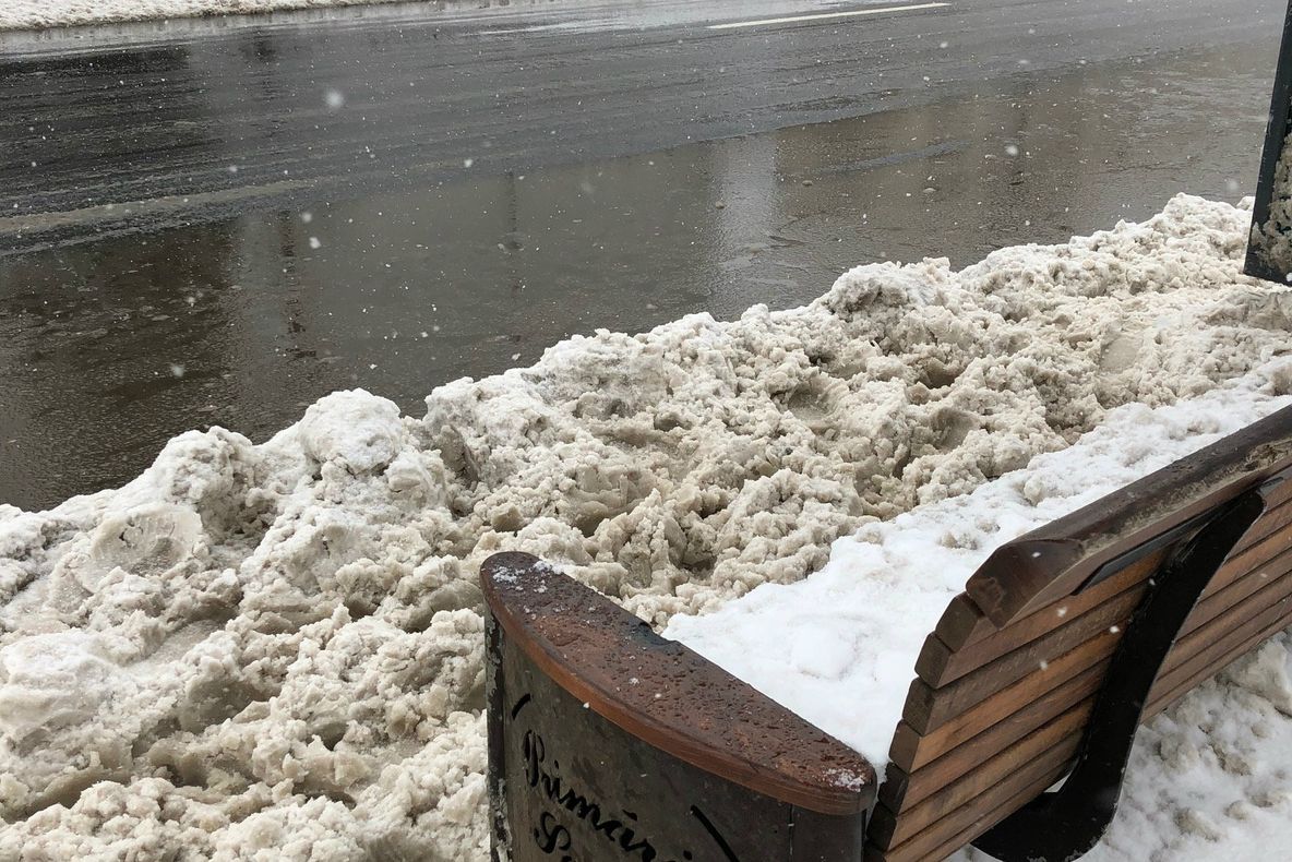 Urcarea în autobuz, cursă cu obstacole pentru călători. Cum arată stațiile în centrul Capitalei