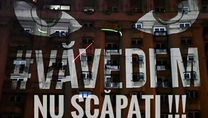 PROTEST la Congresul PSD. Manifestanţii se "înarmează" cu suzete, hârtie igienică şi cutii de rahat