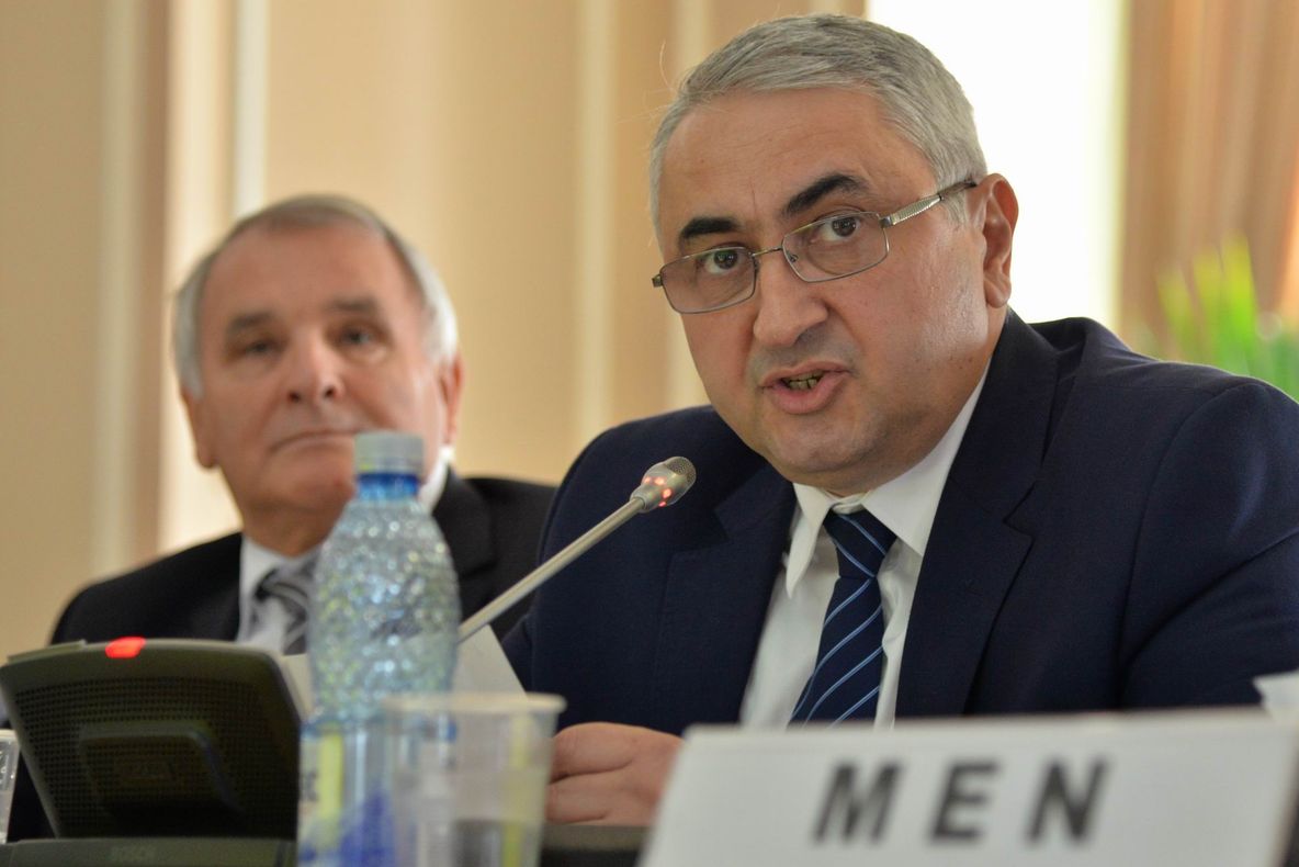 Ministrul Educaţiei "rezolvă problemele" cu ameninţări şi îndemnuri la dezbinare