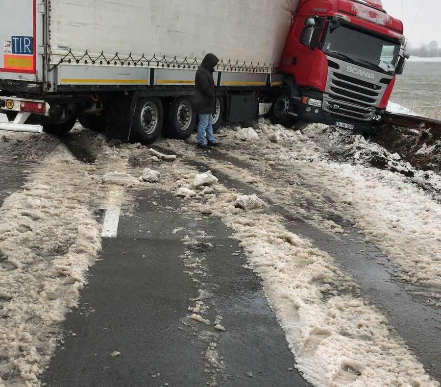 DN 3, drumul care leagă Constanţa de Bucureşti, blocat de un TIR derapat