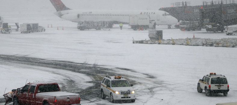 "Infernul alb" a speriat şi New York-ul; traficul aerian, închis preventiv