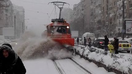 Pieton din București, îngropat la propriu de un utilaj de deszăpezire - Video incredibil