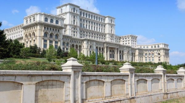 Zidul care înconjoară Casa Poporului, demolat? S-a anunțat o petiție publică. Tu ce vrei?