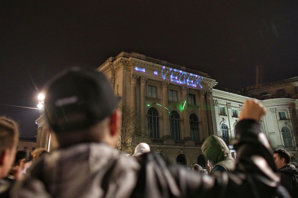 Protest #Rezist, duminică seara în Capitală. Mesaje anti-PSD proiectate pe Muzeul de Artă