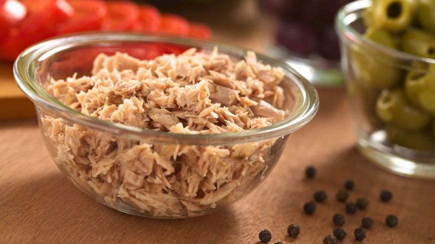 Ce salate extrem de delicioase poţi pregăti cu o... conservă de ton. Trucuri de la bucătari