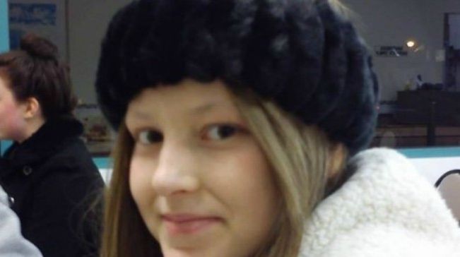 Şi-au îngropat fiica de 13 ani, apoi acasă s-au uitat în spatele oglinzii.Uluitor ce le-a lăsat fata