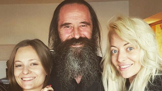 Tatăl Deliei a părăsit mânăstirea şi s-a întors acasă. A surprins cu noua înfăţişare