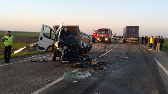 Accident cumplit, joi dimineață. Impact frontal între un TIR și o autoutilitară. Trafic reluat