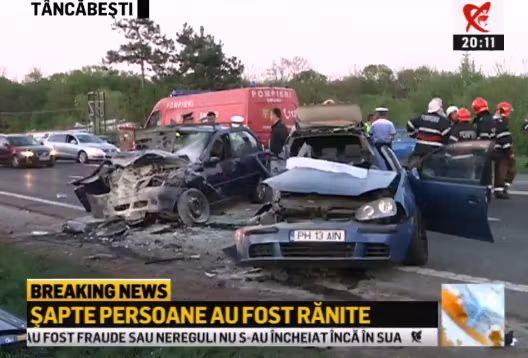Accident grav pe DN 1. Trei maşini, spulberate: 7 victime, între care 2 copii