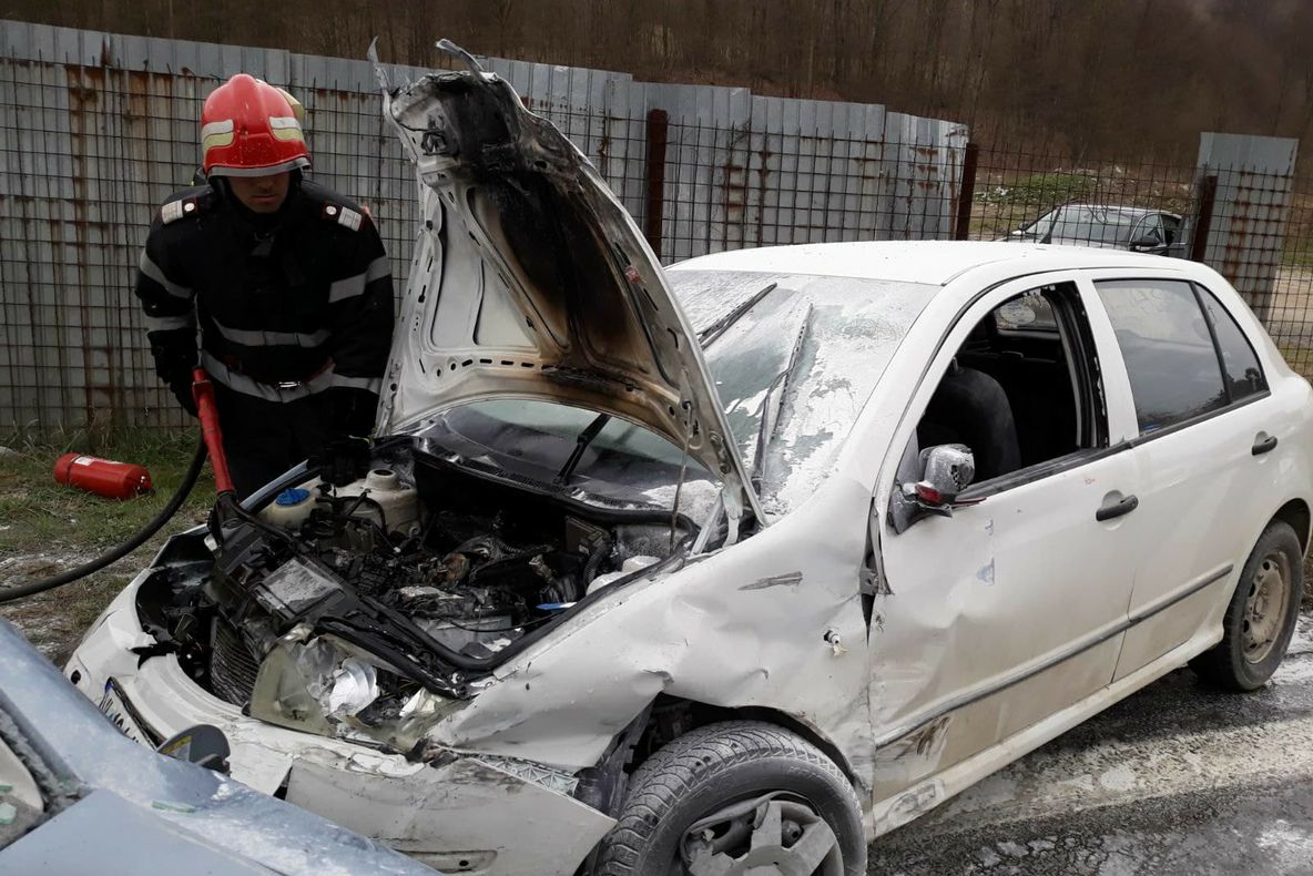 Loc blestemat. Şapte persoane, printre care cinci copii, rănite într-un accident rutier grav
