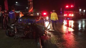 Tânăr încarcerat și grav rănit după ce s-a izbit cu mașina de un panou de beton