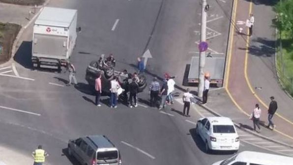 Accident spectaculos în Galaţi, provocat de soţia unui poliţist. Femeia era băută