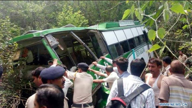 Tragedie de proporţii: 27 de copii de clase primare şi 3 adulţi, morţi într-un accident (VIDEO+FOTO)