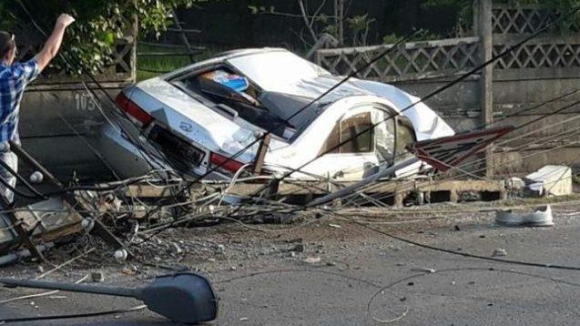 Accident cumplit în Bistrița. Un stâlp de electricitate, făcut praf de o mașină