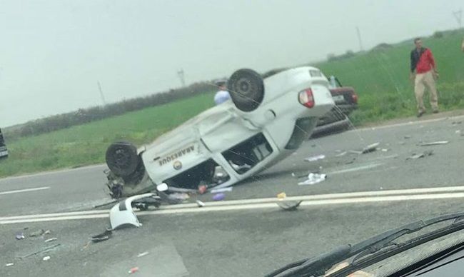 Accident spectaculos lângă Timişoara: maşină răsturnată, lovită apoi de camion 