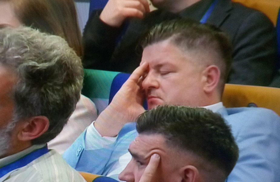 Alegeri FRF // Au adormit în sală, în timpul discursurilor. Imagini senzaționale