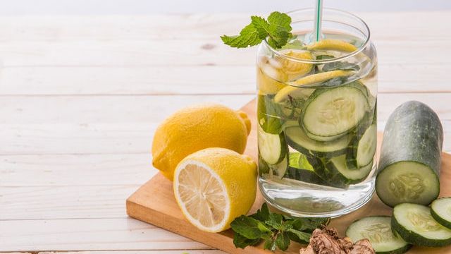 Rețete pentru slăbit. Cât de mult te ajută sucul de castravete să pierzi din kilograme