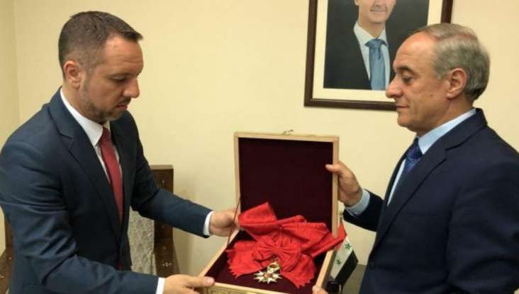 Bashar al-Assad înapoiază Legiunea de Onoare Franței, prin intermediul ambasadei României