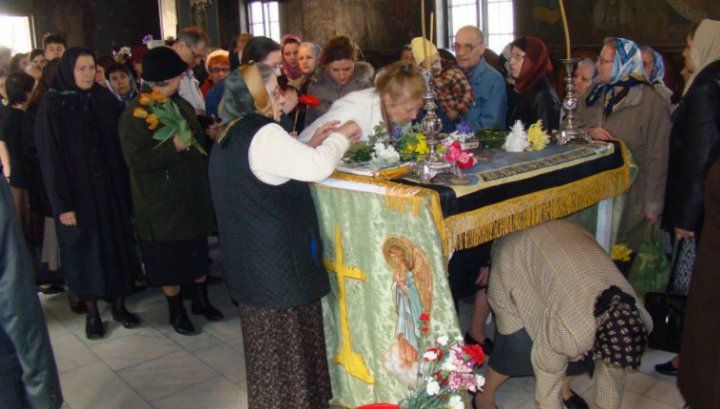 Paşte 2018. Când se trece, de fapt, pe sub masă