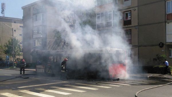 Un autobuz a luat foc în mers și ars în întregime, la Arad