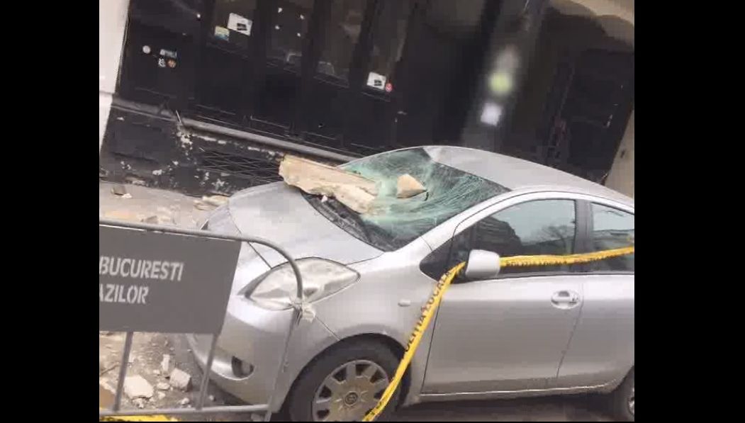 Incident în centrul Capitalei: O bucată de balcon a căzut peste o maşină. VIDEO