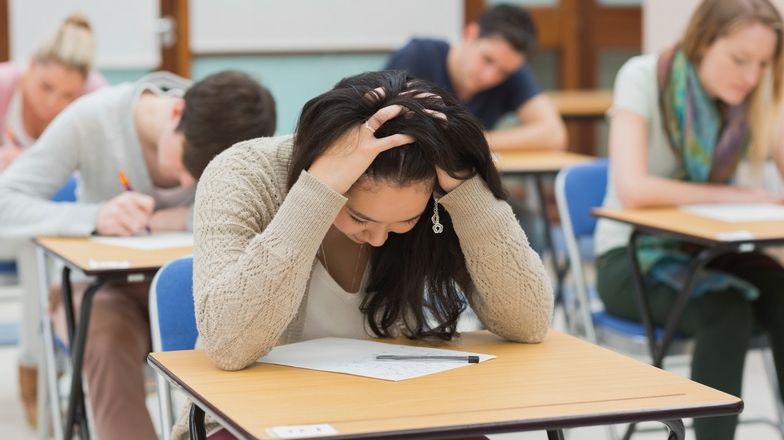 În ziua examenului, s-au aşezat în bănci. Halucinant! Profa le scrisese câte un mesaj cu pixul şi...