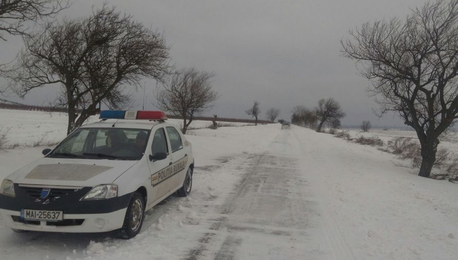 A depus plîngere penală pe numele poliţistului care l-a salvat din nămeţi. Motivul, ireal