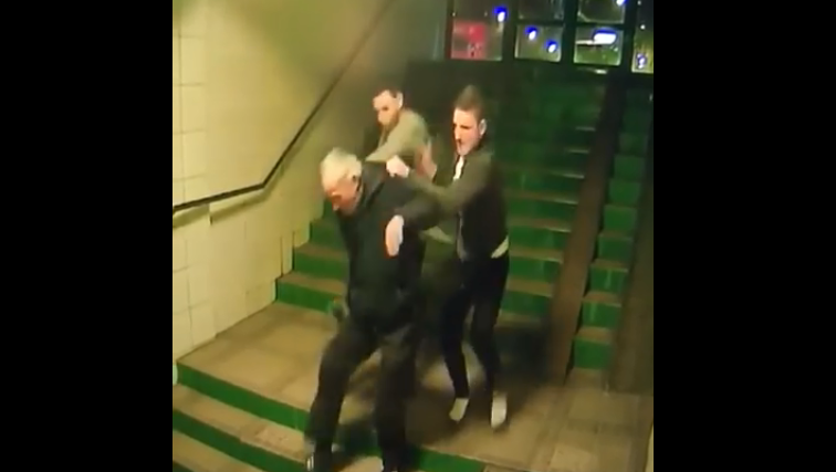 Tinerii care au bătut cu bestialitate un bătrân în Braşov, arestaţi preventiv