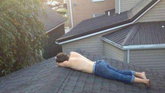 "Nu mai beau vreodată!". Imagini surprinse cu petrecăreți căzuți 