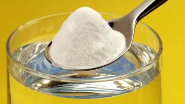 Trucul care îți va schimba viața! Freacă unghiile cu bicarbonat de sodiu și...