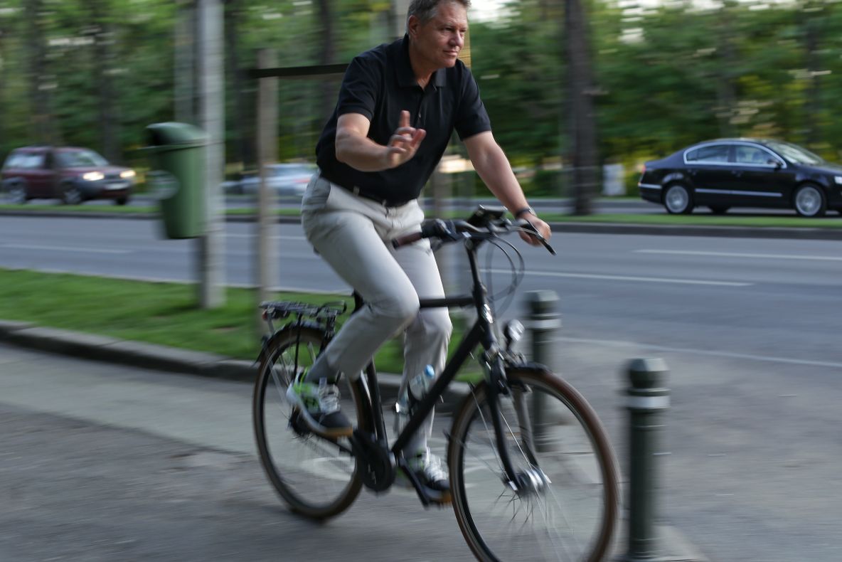 Klaus Iohannis, la plimbare pe două roţi: Cât costă bicicleta preşedintelui?