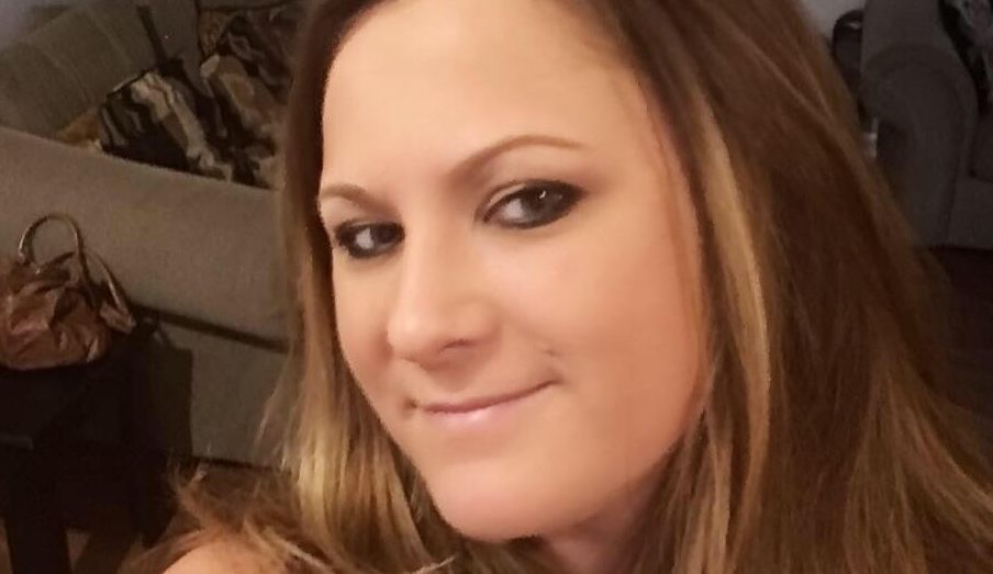 Tânără dependentă de sex caută iubit pe care să-l alăpteze. Anunţul cu conotaţii sexuale