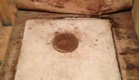 Pe patul de moarte, bunica i-a zis să caute sub covor. A scos de acolo ditamai moştenirea